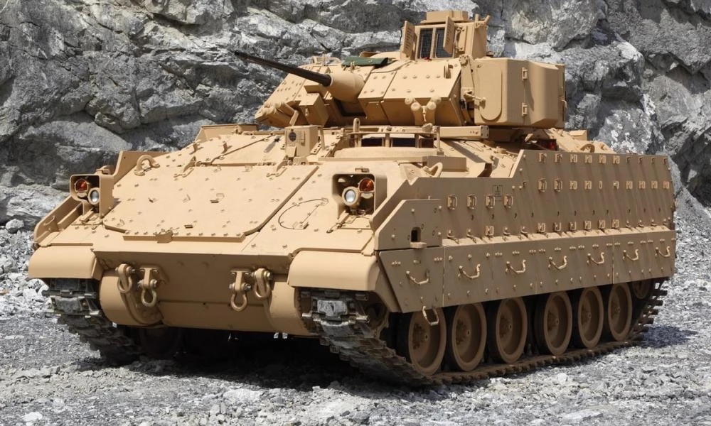 Η άφιξη των M2A2 Bradley στέλνει τα M1117АSV GUARDIAN στα νησιά μας με τους Τούρκους να παρακολουθούν από κοντά (Βίντεο)